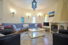 Spacious Retreat With Prime Location, Private Pool, Snooker, Free AC &