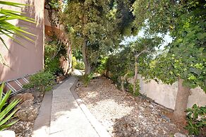 Spacious Retreat With Prime Location, Private Pool, Snooker, Free AC &