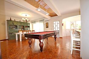 Spacious Retreat With Prime Location, Private Pool, Snooker, Free AC &