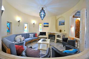 Spacious Retreat With Prime Location, Private Pool, Snooker, Free AC &