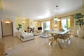 A Stylish Villa With a Private Pool, Short Drive From the Centre, Free