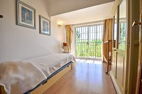 A Stylish Villa With a Private Pool, Short Drive From the Centre, Free