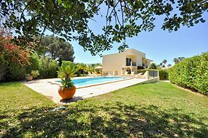 A Stylish Villa With a Private Pool, Short Drive From the Centre, Free