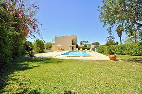 A Stylish Villa With a Private Pool, Short Drive From the Centre, Free