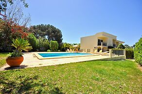 A Stylish Villa With a Private Pool, Short Drive From the Centre, Free