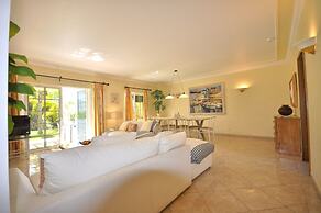 A Stylish Villa With a Private Pool, Short Drive From the Centre, Free