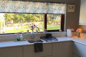 Remarkable 2-bed Cottage in Tranquil Setting