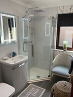 Remarkable 2-bed Cottage in Tranquil Setting