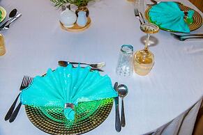 Amanya 2-rooms Lioness Family