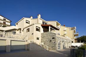 Luxury apt w Pool, 3 Balconies, Terrace & sea View