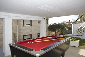 Luxury apt w Pool, 3 Balconies, Terrace & sea View