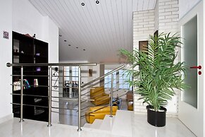 Luxury apt w Pool, 3 Balconies, Terrace & sea View