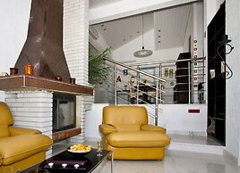 Luxury apt w Pool, 3 Balconies, Terrace & sea View