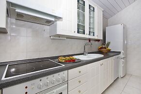 Luxury apt w Pool, 3 Balconies, Terrace & sea View