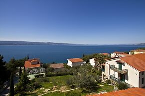 Luxury apt w Pool, 3 Balconies, Terrace & sea View