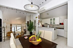 Luxury apt w Pool, 3 Balconies, Terrace & sea View