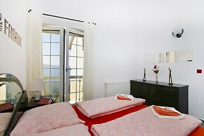 Luxury apt w Pool, 3 Balconies, Terrace & sea View