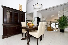 Luxury apt w Pool, 3 Balconies, Terrace & sea View