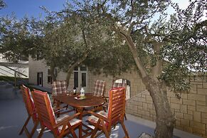 Luxury apt w Pool, 3 Balconies, Terrace & sea View