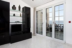 Luxury apt w Pool, 3 Balconies, Terrace & sea View