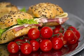 Luxury apt w Pool, 3 Balconies, Terrace & sea View