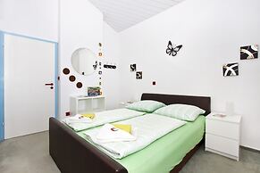 Luxury apt w Pool, 3 Balconies, Terrace & sea View