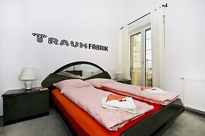 Luxury apt w Pool, 3 Balconies, Terrace & sea View