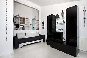 Luxury apt w Pool, 3 Balconies, Terrace & sea View