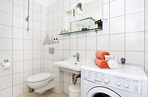 Luxury Apartment With Pool, Large Patio & sea View