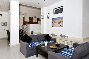 Luxury Apartment With Pool, Large Patio & sea View