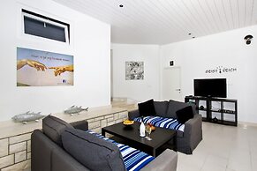 Luxury Apartment With Pool, Large Patio & sea View