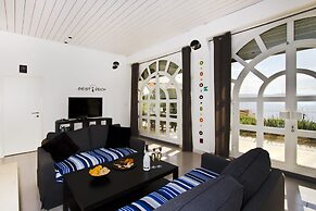 Luxury Apartment With Pool, Large Patio & sea View