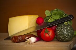 Luxury Apartment With Pool, Large Patio & sea View