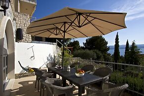 Luxury Apartment With Pool, Large Patio & sea View