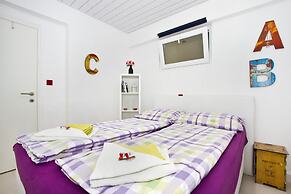 Luxury Apartment With Pool, Large Patio & sea View