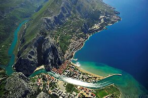 Luxury Apartment With Pool, Large Patio & sea View