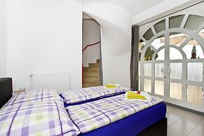 Luxury Apartment With Pool, Large Patio & sea View