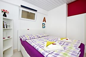 Luxury Apartment With Pool, Large Patio & sea View