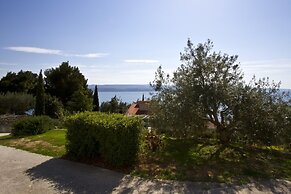 Luxury Apartment With Pool, Large Patio & sea View