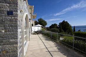 Luxury Apartment With Pool, Large Patio & sea View