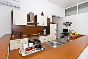 Luxury Apartment With Pool, Large Patio & sea View