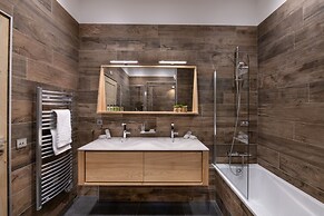 Mammoth Lodge by Alpine Resorts