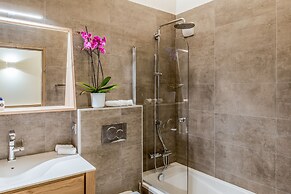 Mammoth Lodge by Alpine Resorts