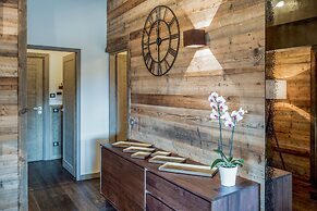 Mammoth Lodge by Alpine Resorts