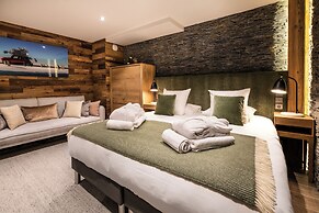 Mammoth Lodge by Alpine Resorts