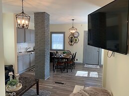 The Southside Villa - With Private Yard & Parking, Near Falls & Casino