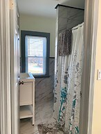 The Southside Villa - With Private Yard & Parking, Near Falls & Casino