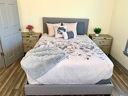 The Southside Villa - With Private Yard & Parking, Near Falls & Casino