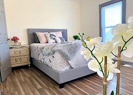 The Southside Villa - With Private Yard & Parking, Near Falls & Casino