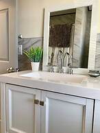 The Southside Villa - With Private Yard & Parking, Near Falls & Casino